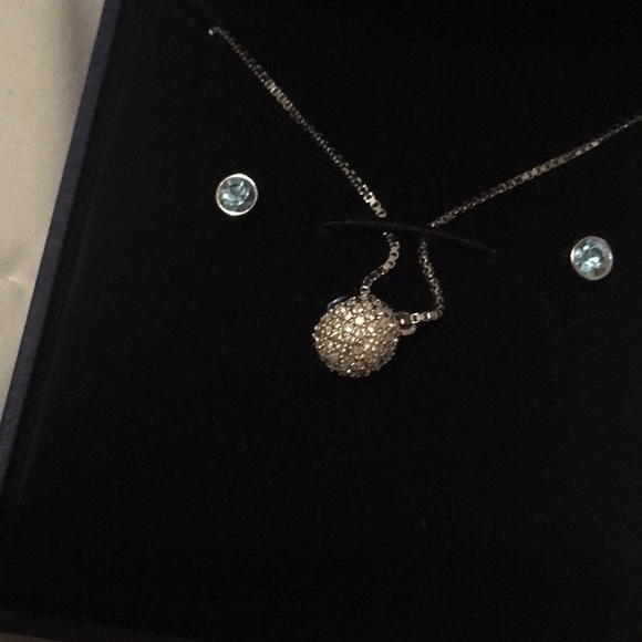 Gorgeous Swarovski set (necklace and earrings) - Picture 3 of 3